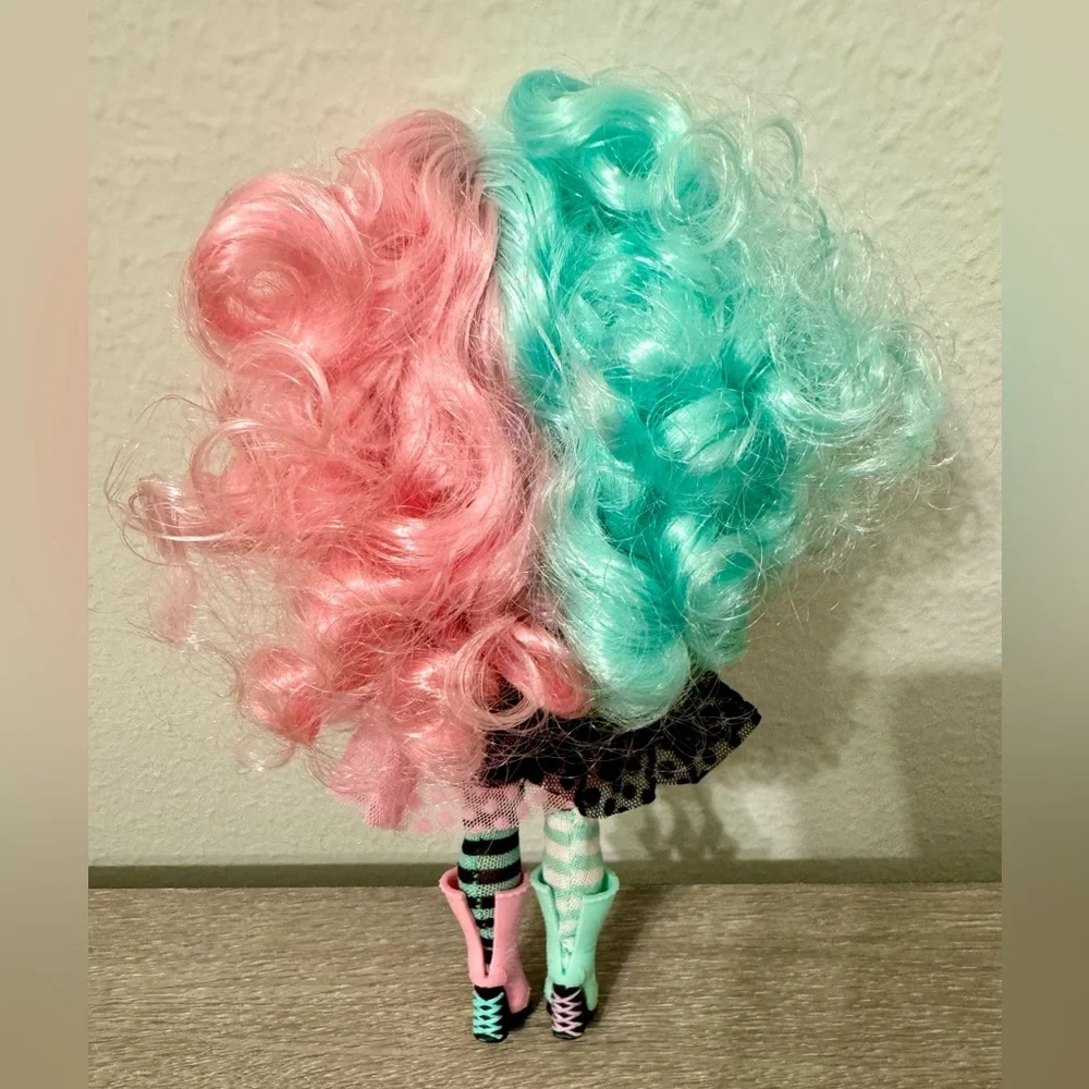 LOL Surprise Tween Lexi Gurl. Full of surprises and sassy style. This brand new